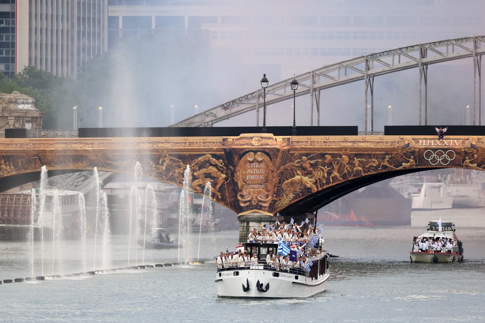 Barco da Grécia na abertura das Olimpíadas de Paris — Foto: Lars Baron/Getty Images