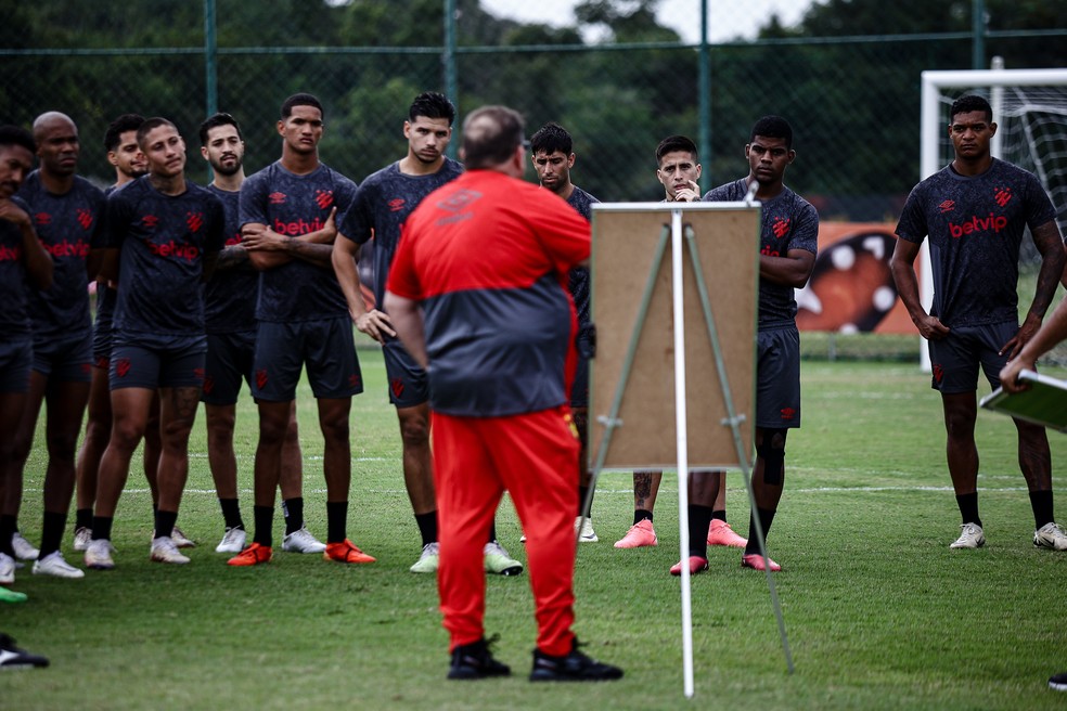 Guto Ferreira conversa com os atletas do Sport antes do treino — Foto: Paulo Paiva / Sport Recife