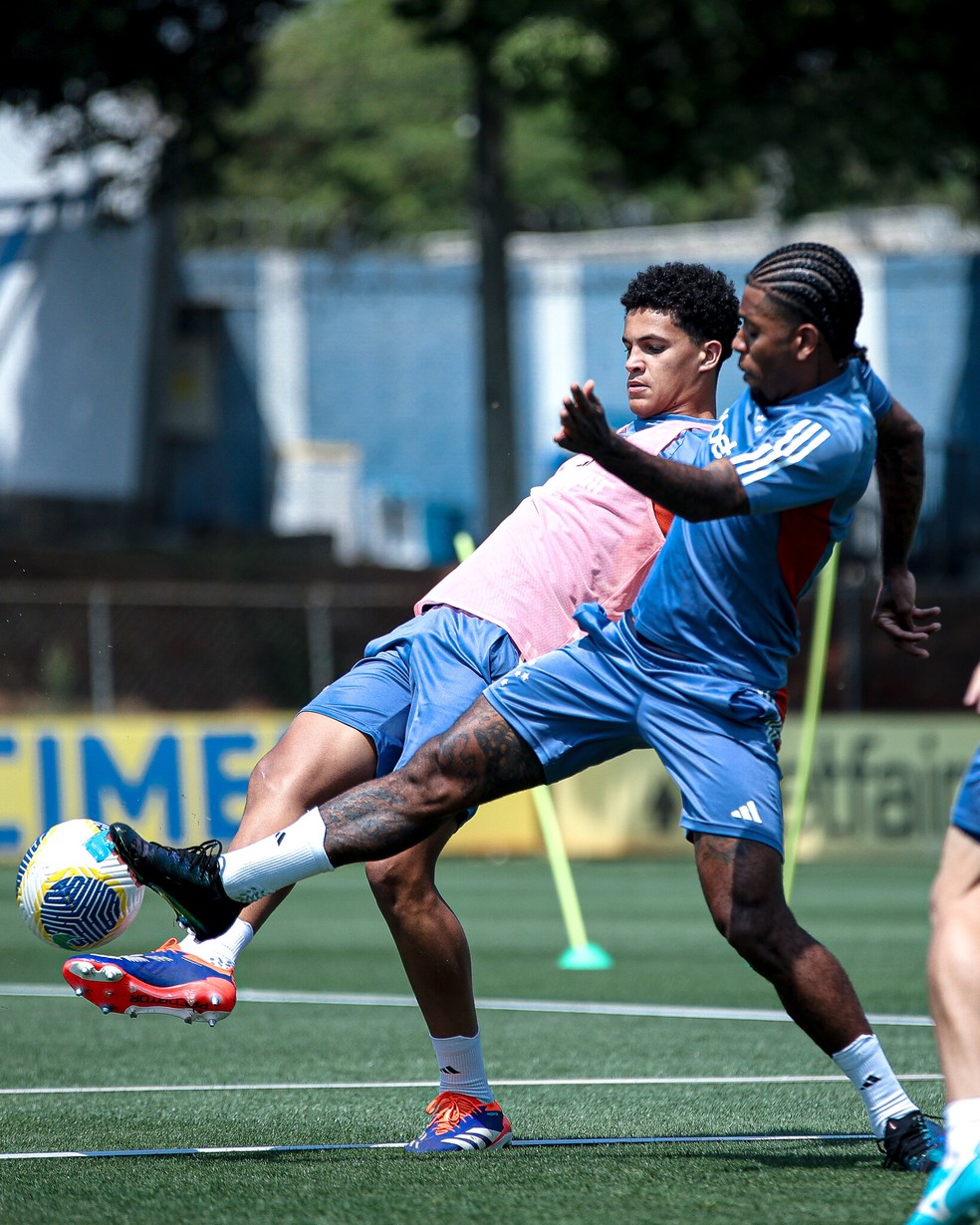 Kauã Prates em treino do profissional do Cruzeiro — Foto: Gustavo Martins / Cruzeiro