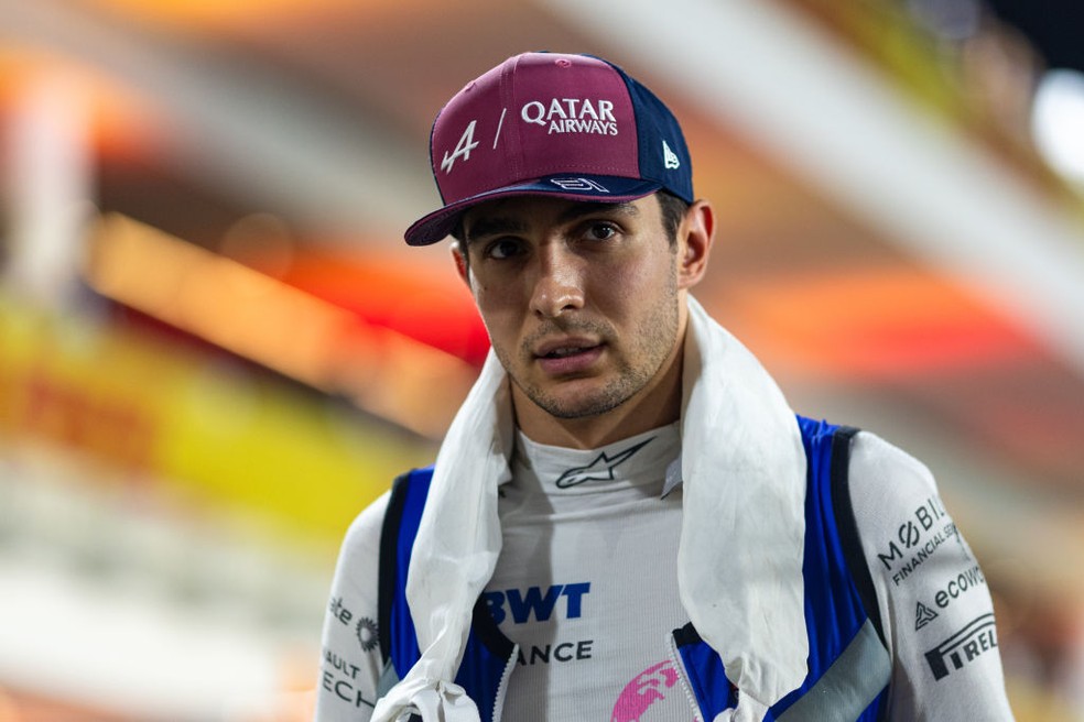 Esteban Ocon chegou a vomitar no próprio capacete durante o GP do Catar de F1 2023 — Foto: Kym Illman/Getty Images