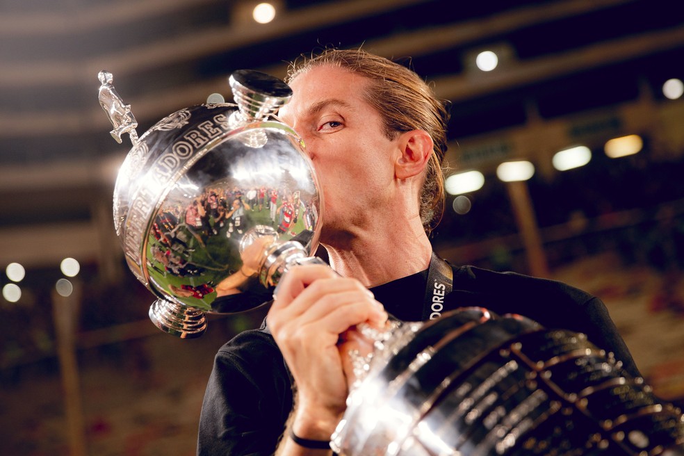 Filipe Lus com a taa da Libertadores conquistada com o Flamengo  Foto: Adriano Fontes/Flamengo