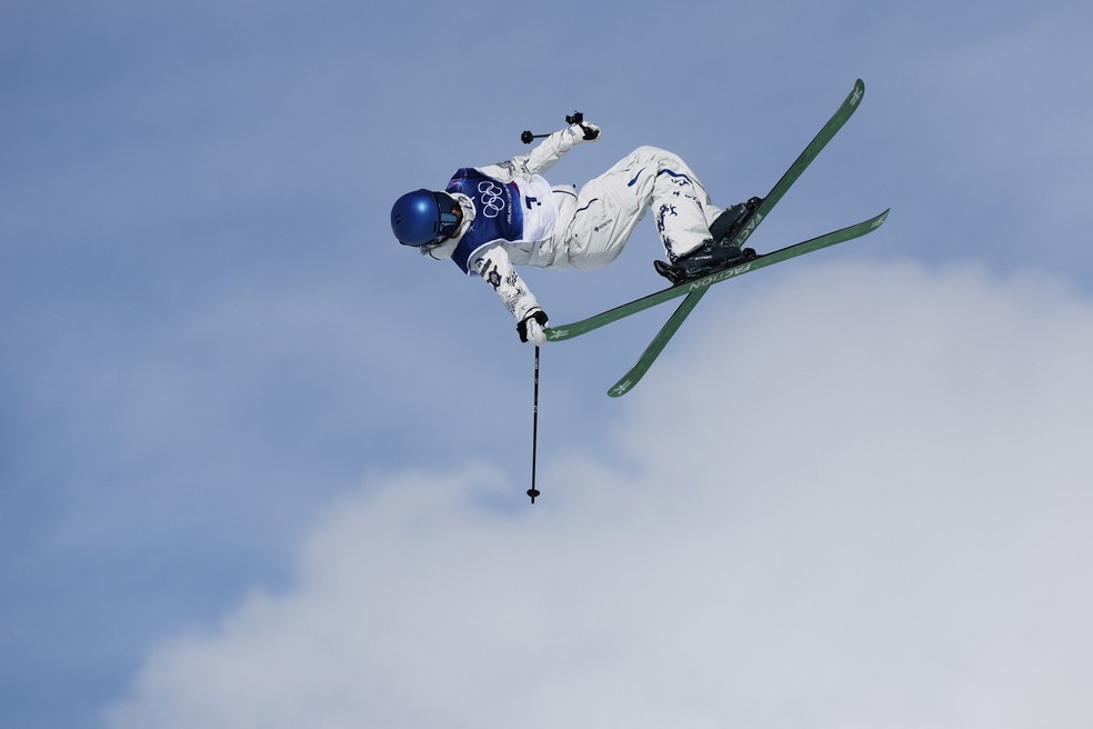 Eileen Gu treinando nas Olimp&iacute;adas de Inverno de Mil&atilde;o Cortina 2026 &mdash; Foto: REUTERS/Marko Djurica