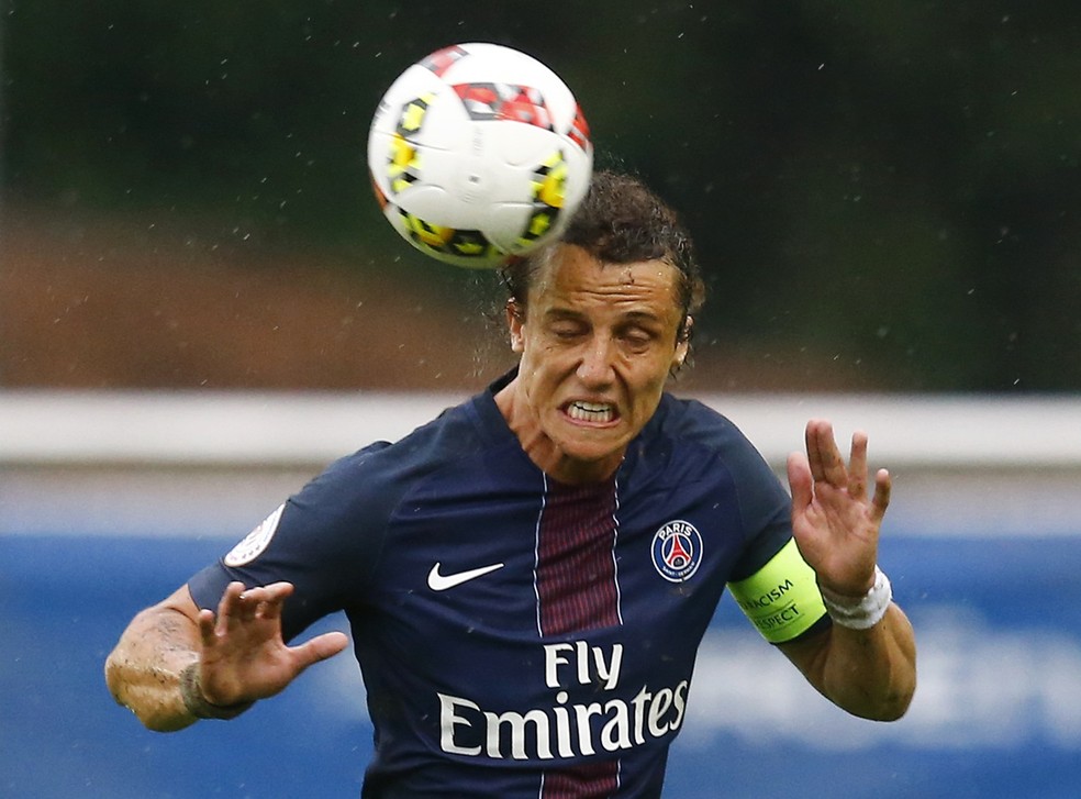 David Luiz foi o zagueiro mais caro do futebol mundial quando vestiu a camisa do PSG — Foto: Reuters