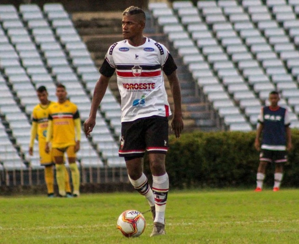 Luton Town, da Inglaterra, atualiza estado de saúde de jogador que sofreu  parada cardíaca em campo