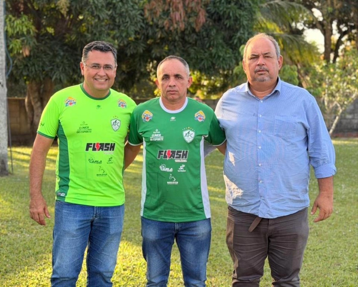 Técnico Jonydei Tostão no campo durante treino