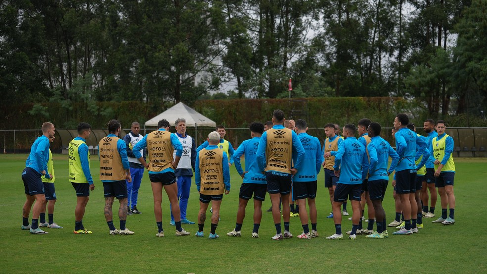 Técnico Renato Portaluppi dialoga com elenco do Grêmio — Foto: Divulgação/Grêmio
