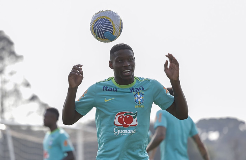 Luiz Henrique em treino da seleção brasileira em Curitiba — Foto: Rafael Ribeiro / CBF