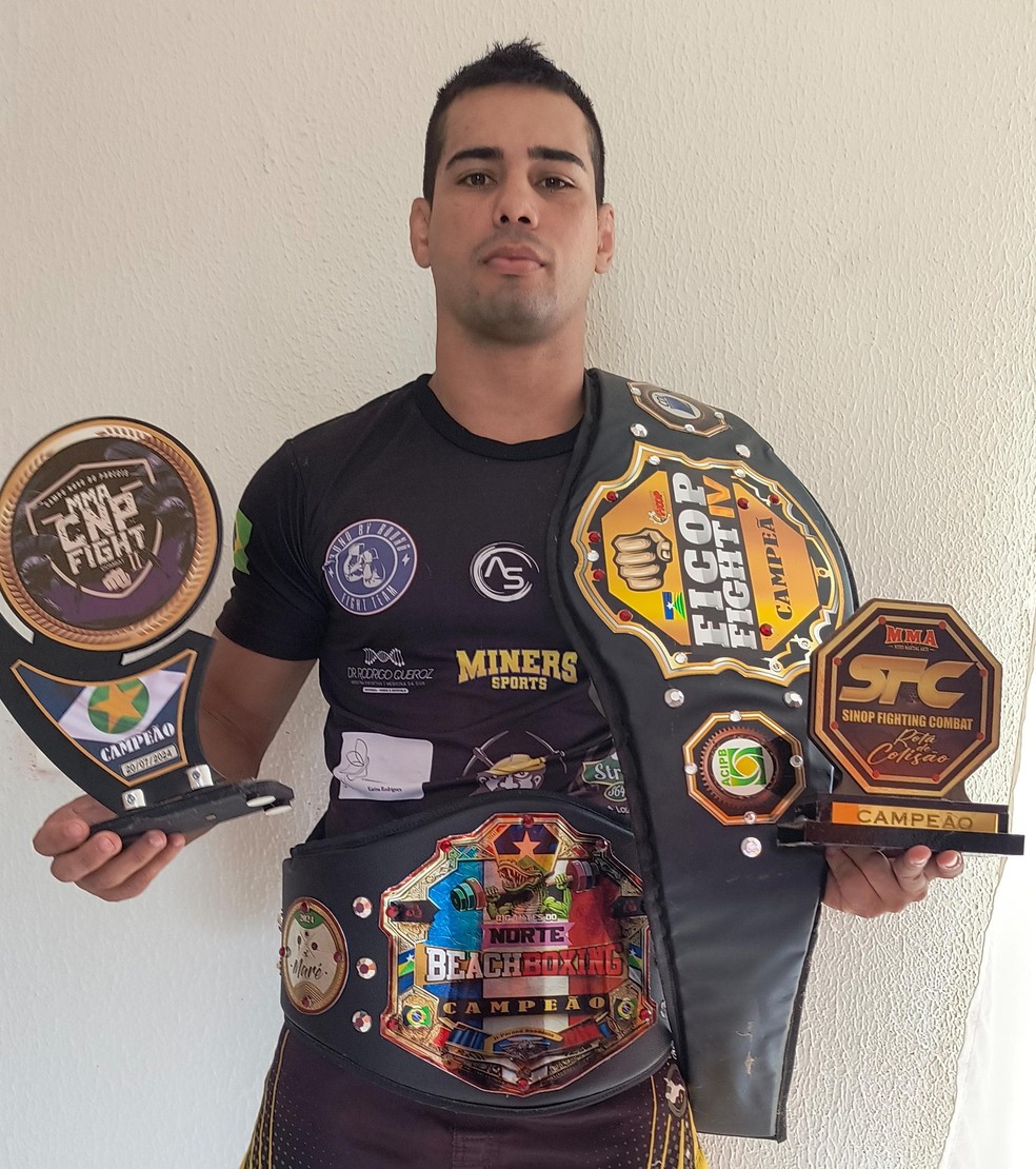 Luiz Carlos Dietrich com os cinturões e títulos conquistados — Foto: arquivo pessoal