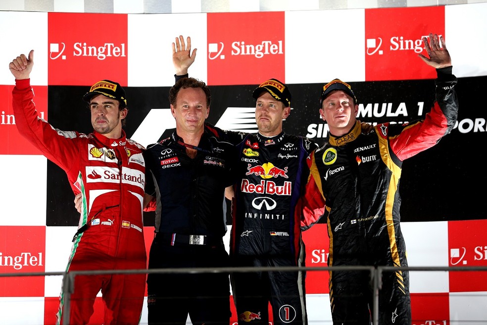 Palmas para eles! Fernando Alonso, Sebastian Vettel e Kimi Raikkonen recebem aplausos no pódio. Trio brilhou em Cingapura, em 2013 — Foto: Getty Images