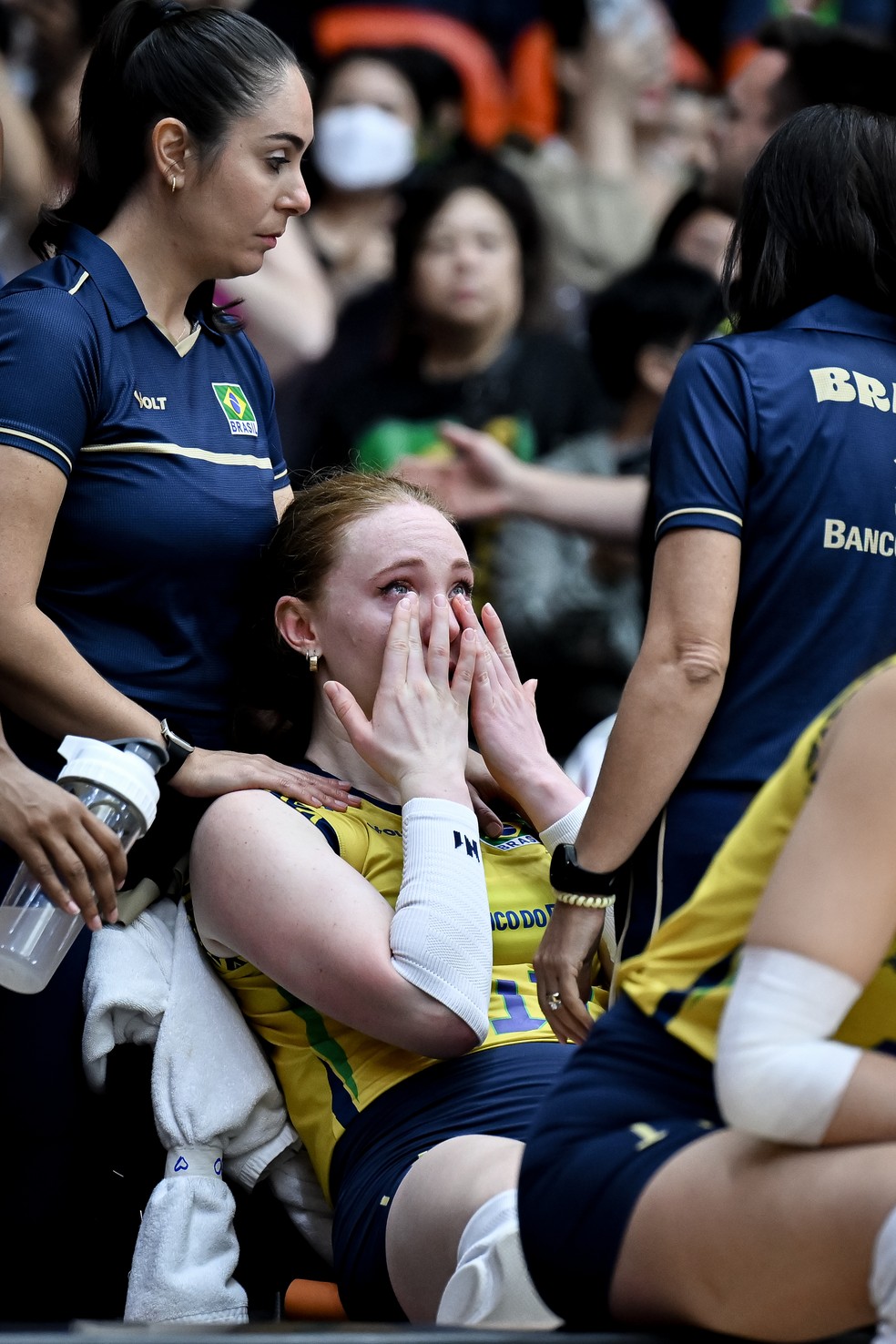 Júlia Bergmann chora após derrota na semi, enquanto italianas fazem a festa pela classificação