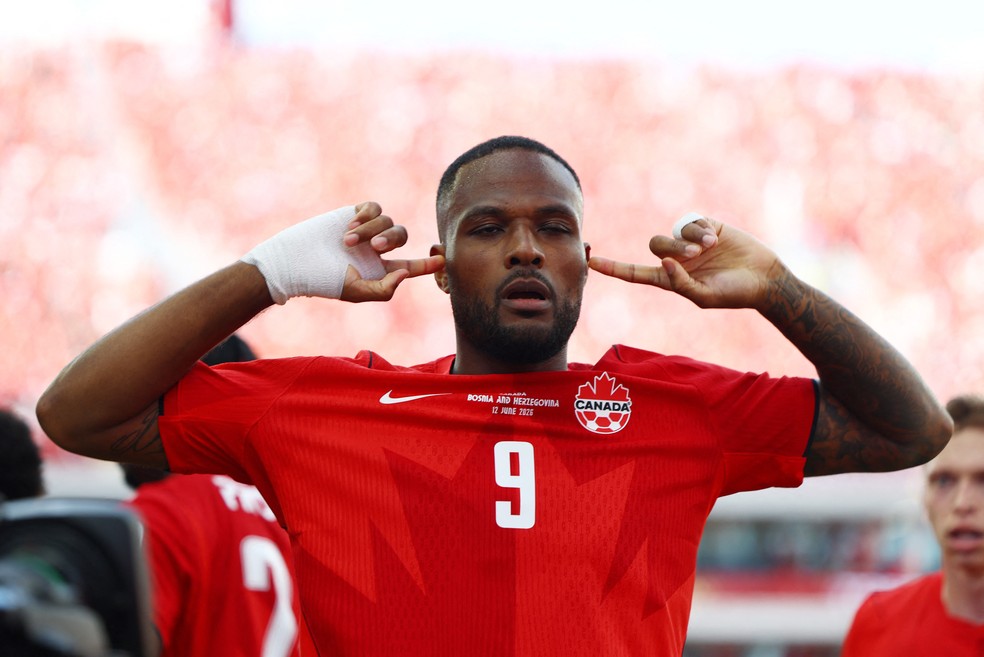 Cyle Larin comemora gol do Canadá