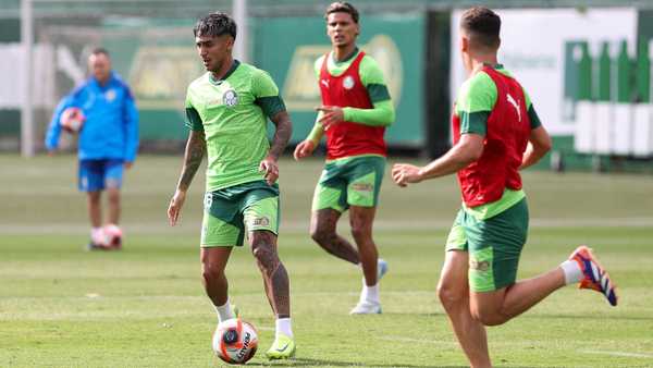 Facundo Torres marca primeiros gols em treino e elogia elenco do Palmeiras