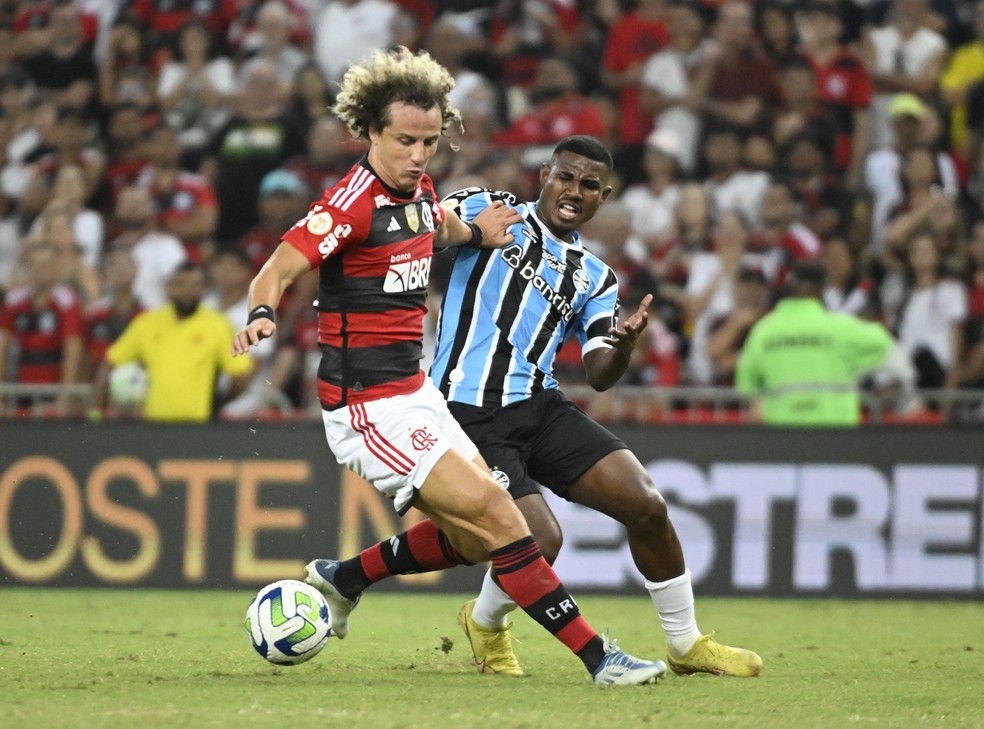 David Luiz em a&ccedil;&atilde;o contra o Gr&ecirc;mio &mdash; Foto: Andr&eacute; Dur&atilde;o