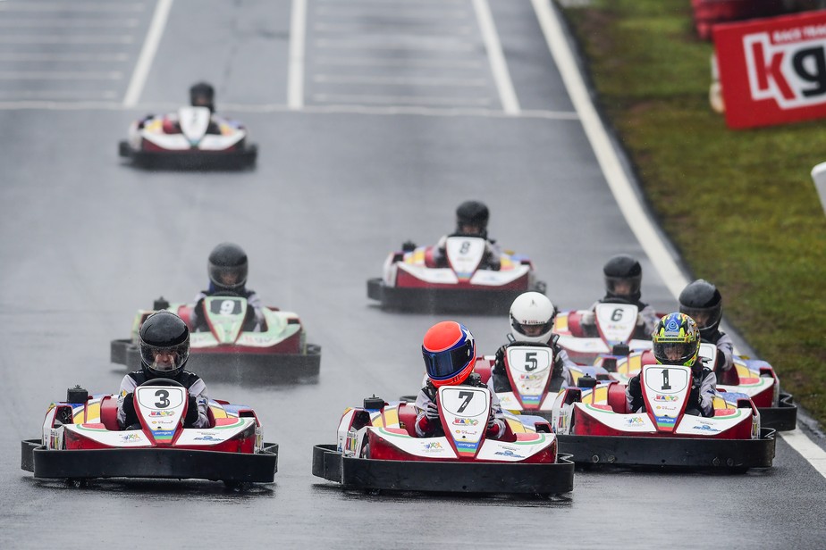 Escola de Karting do Oeste terá cinco pilotos no Campeonato Nacional de  Karting