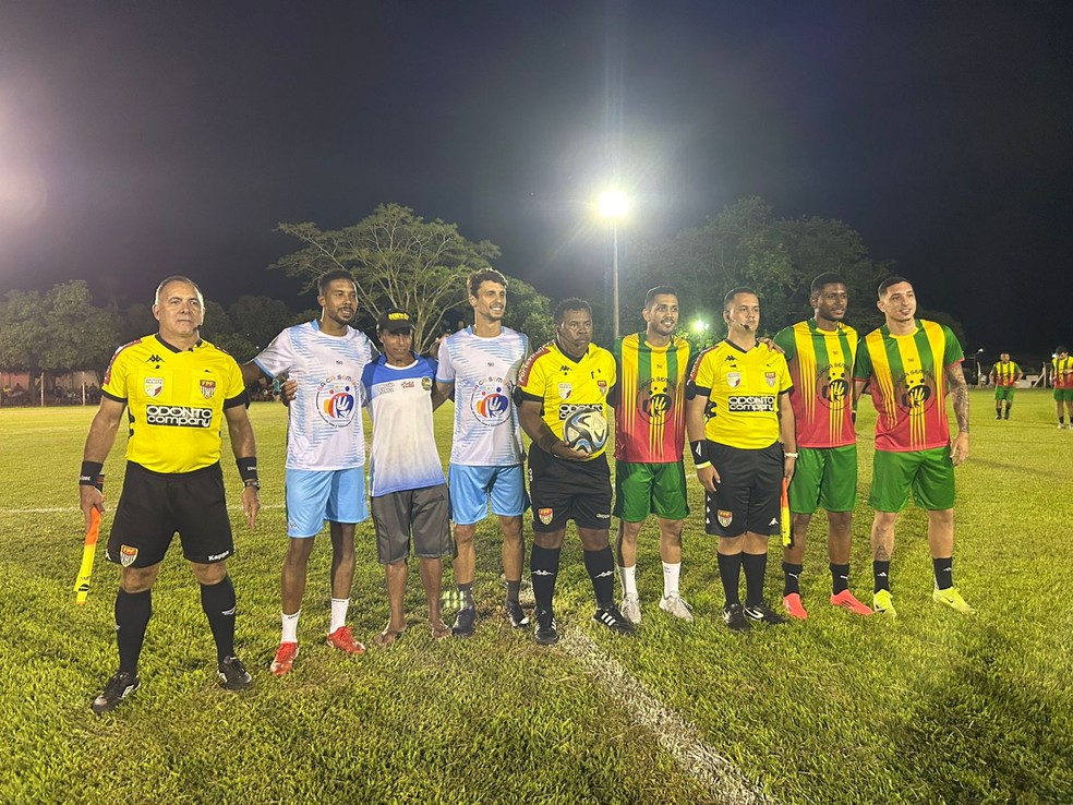 Willian Oliveira, Rodrigo Caio, Tatinho, Jesiel e Paulo Vitor estiveram presentes no jogo solidário em Juqueirópolis — Foto: Renato Campanari/TV Fronteira