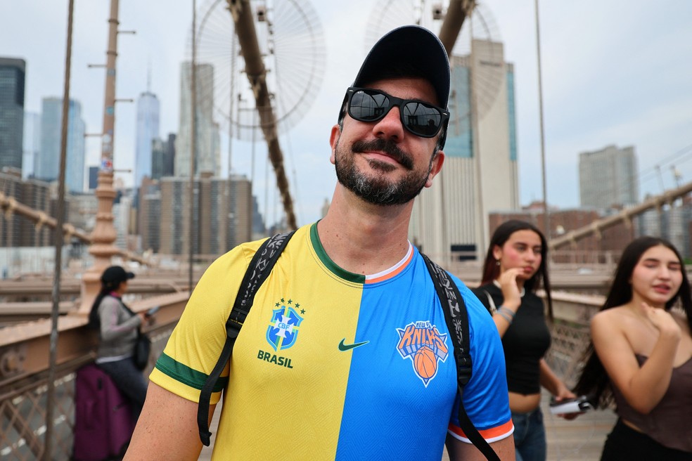 Torcedor com camisa do Knicks e do Brasil na Ponte do Brooklyn