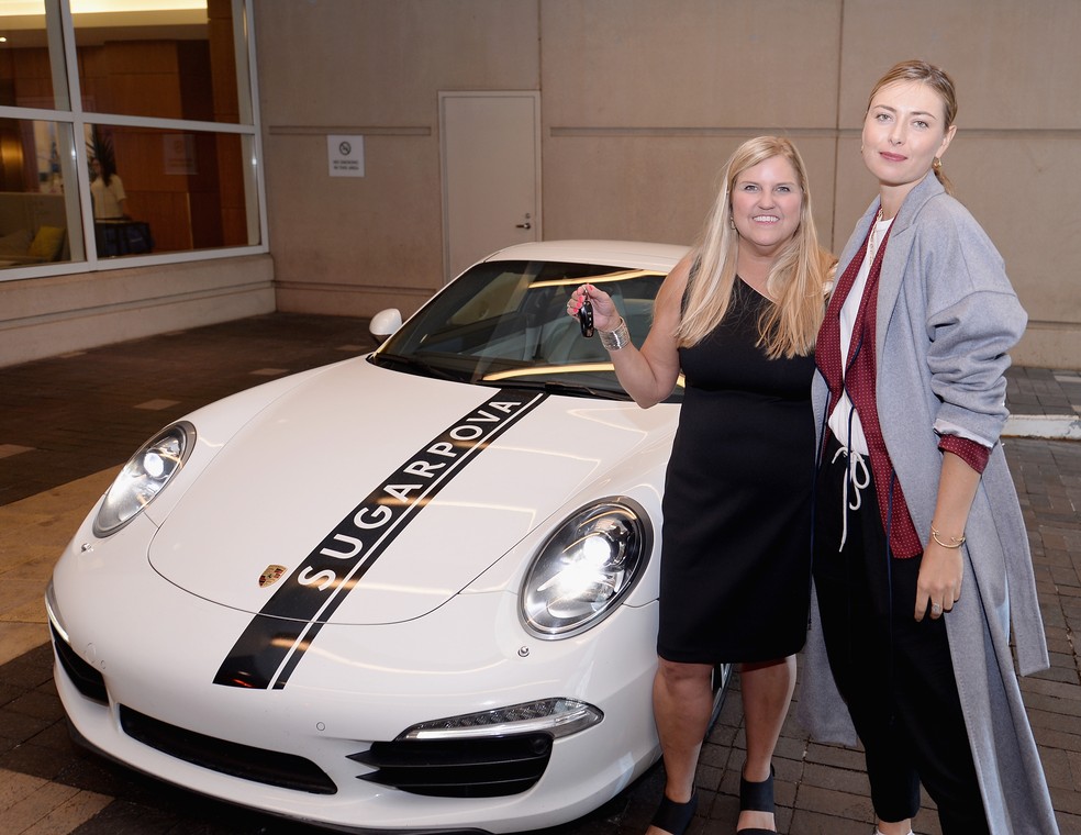 Maria Sharapova ao lado do Porsche com a própria marca  — Foto: Getty Images
