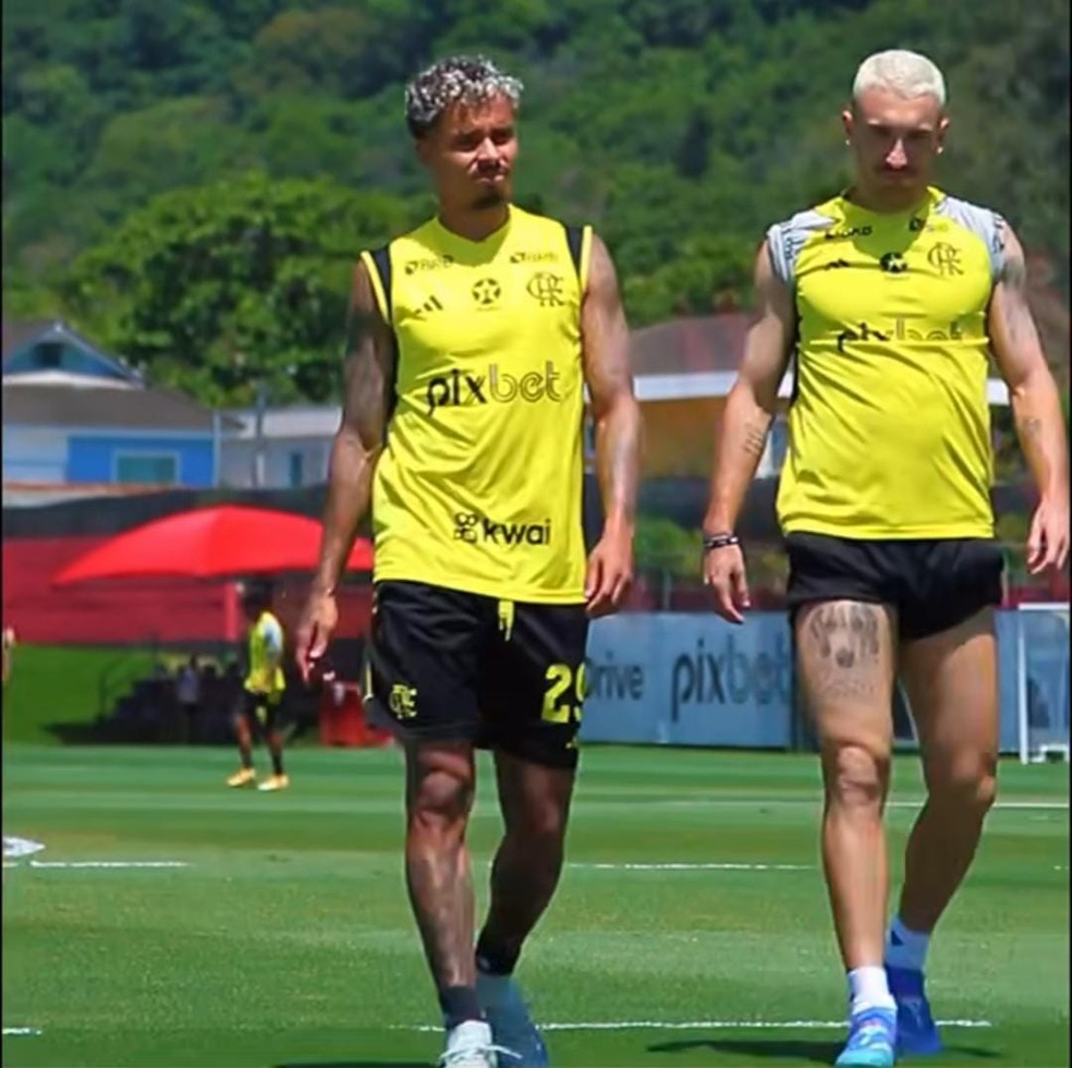 Allan de luzes ao lado de Léo Ortiz no treino do Flamengo