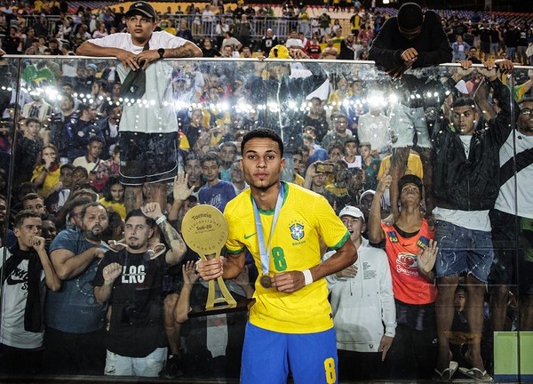 Alexsander e jogadores da base do Fluminense visitam crianças que