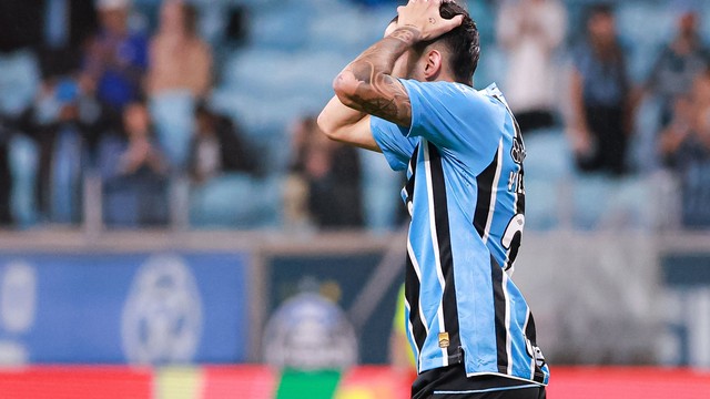 Villasanti, do Grêmio, põe as mãos na cabeça
