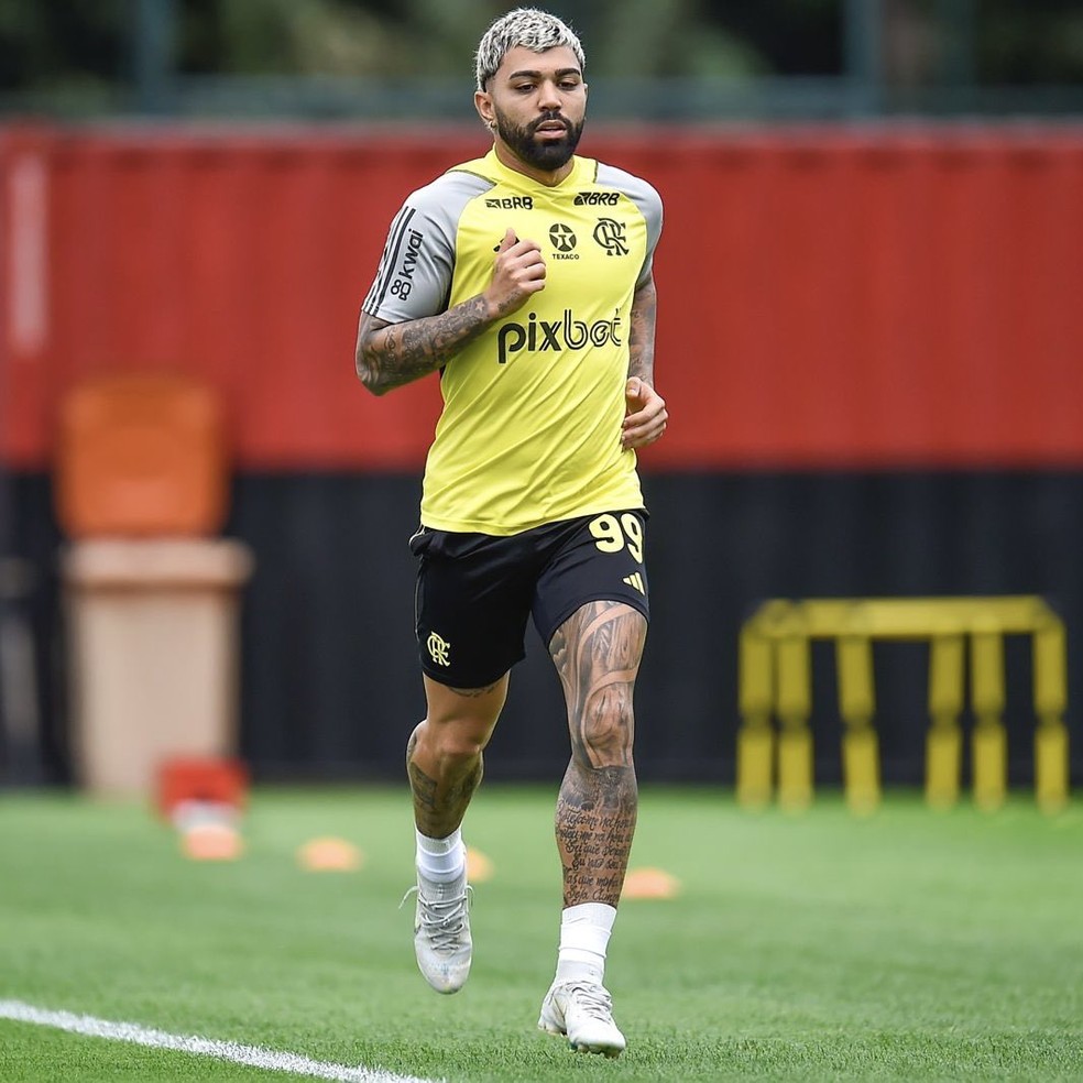 Gabigol vai a campo com fisioterapeuta após lesão coxa direita