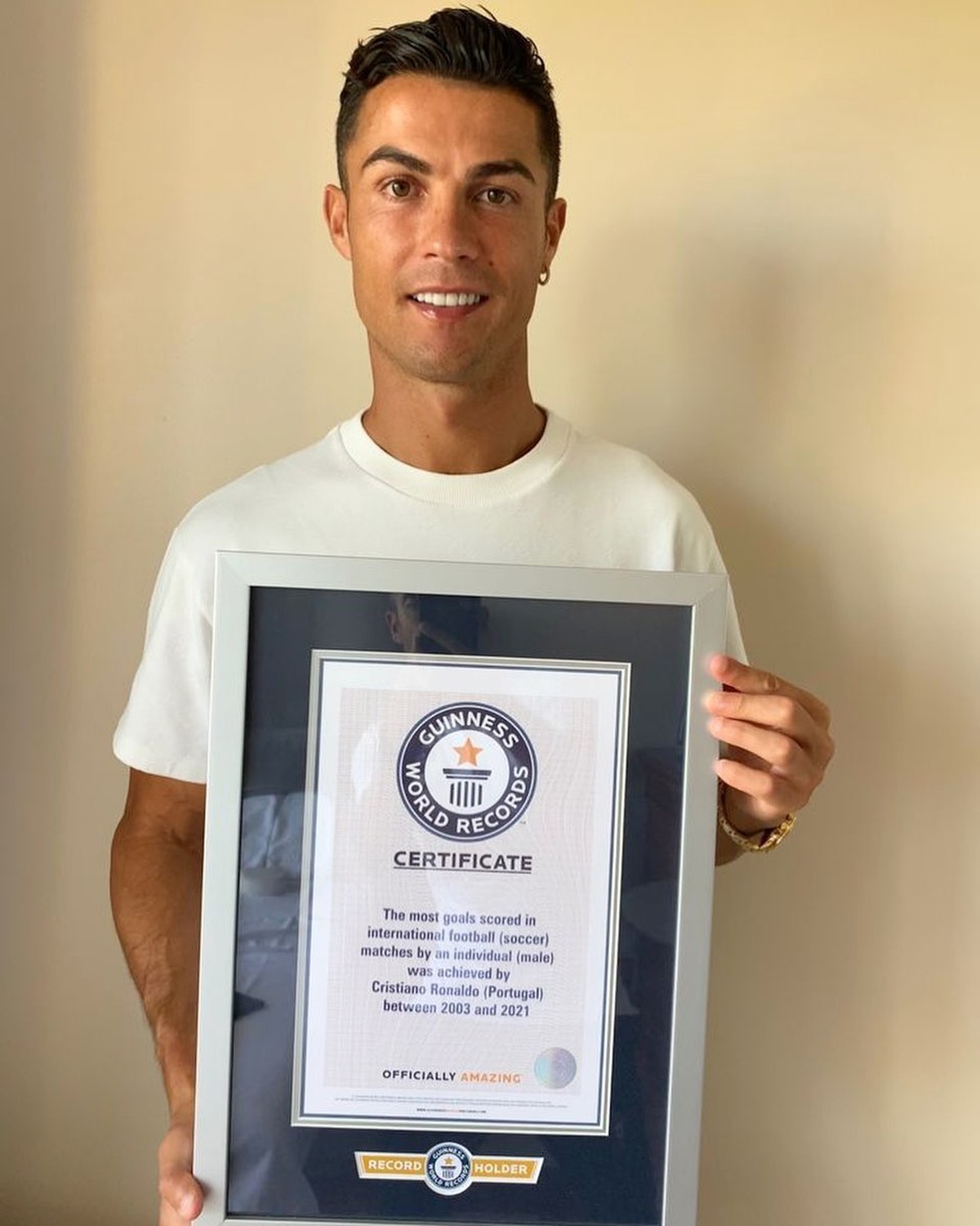 maior-artilheiro-de-sele-es-cristiano-ronaldo-recebe-certificado-do