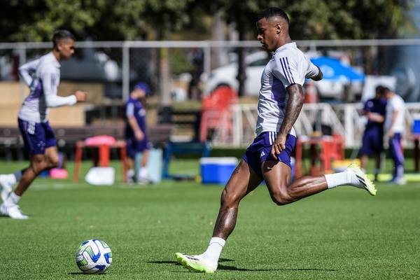Escalação do Cruzeiro: com Arthur Gomes, time treina na grama sintética; Matheus Pereira faz trabalho físico