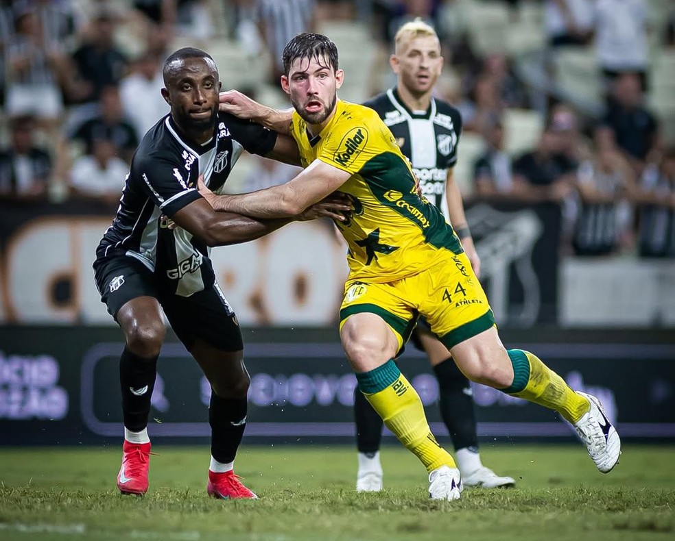 Gabriel Knesowitsch em estreia pelo time do Mirassol no Brasileirão — Foto: Iago Ferreira