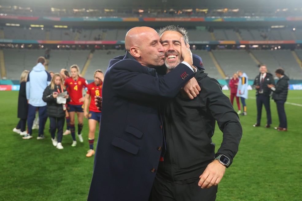 Luis Rubiales com o técnico Jorge Vilda, após o título da Espanha na Copa do Mundo Feminina — Foto: Getty Images