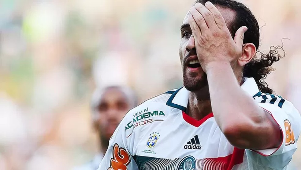 Hernán Barcos comemora gol pelo Palmeiras em 2012 — Foto: Marcos Ribolli