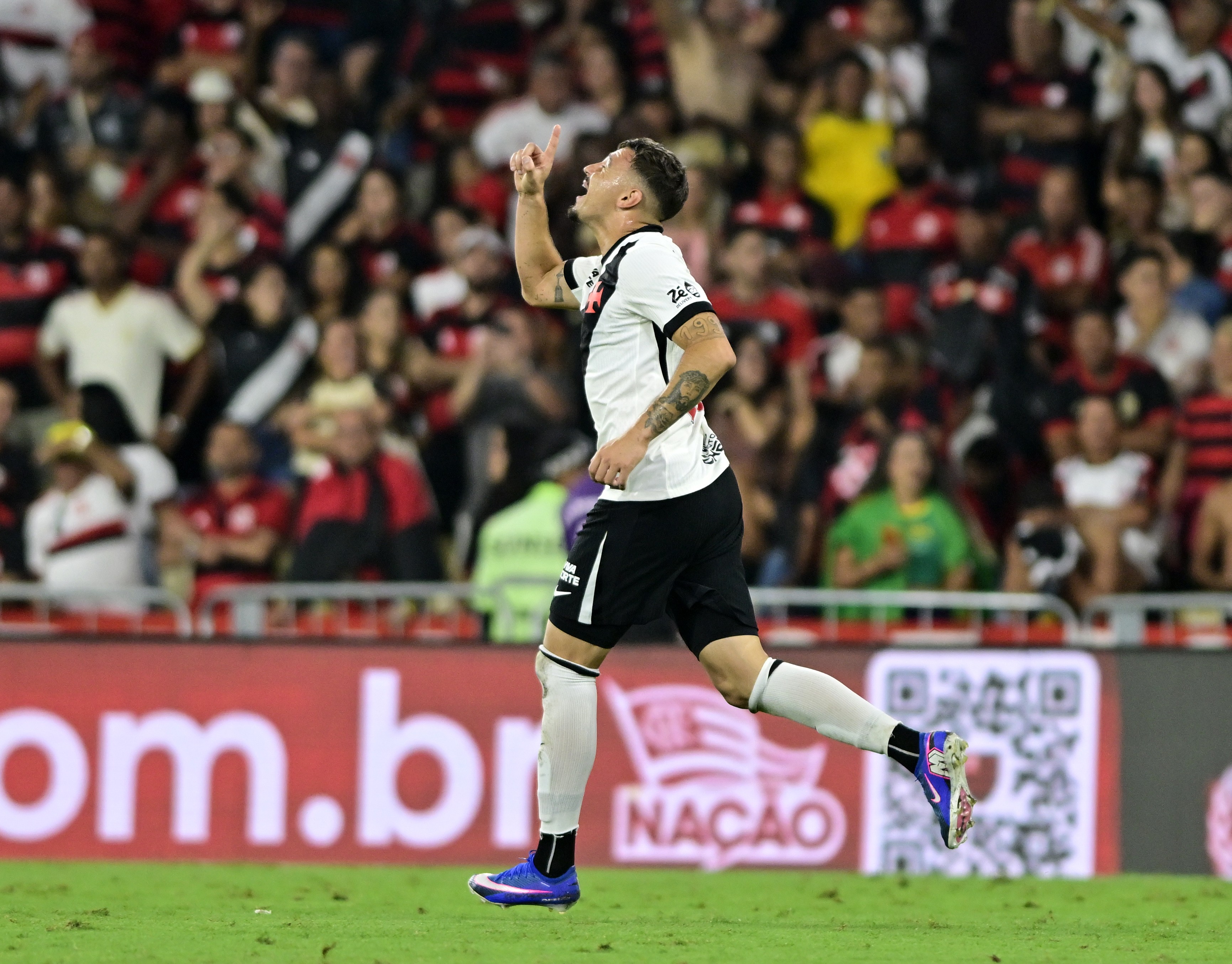 Hugo Moura volta aos titulares do Vasco após um mês e ganha moral antes de reencontro com ex-clube