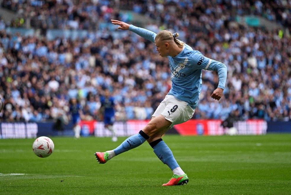 Haaland com o elástico azul e o uniforme do Manchester City