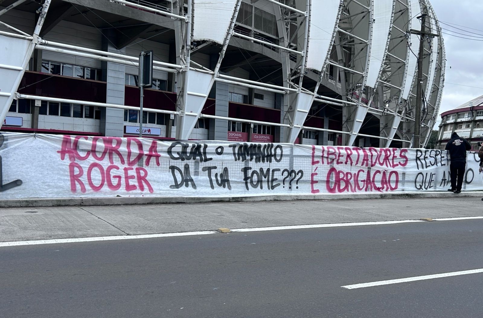 Torcida do Inter protesta com faixas no Beira-Rio; veja imagens