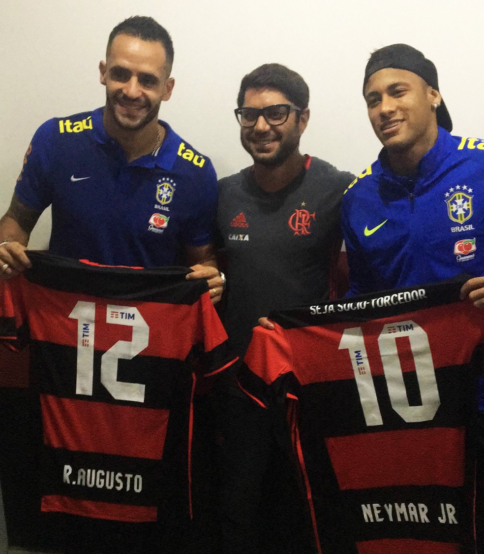 Neymar e Renato Augusto ganham camisa do Flamengo em 2016