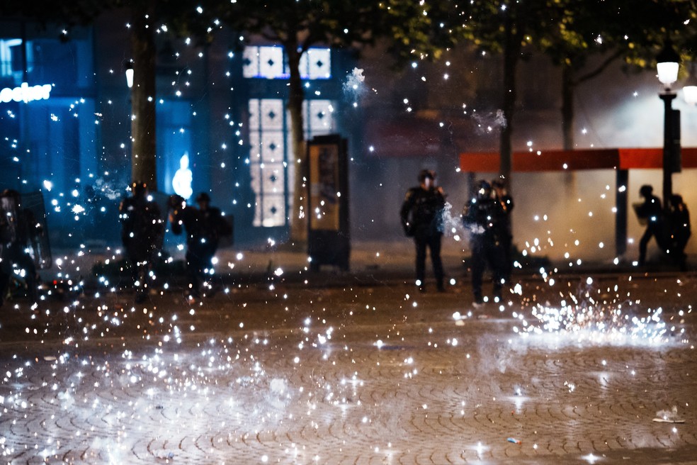 Policiais tentam conter torcedores do PSG em confusão nas ruas de Paris — Foto: Jerome Gilles/NurPhoto via Getty Images