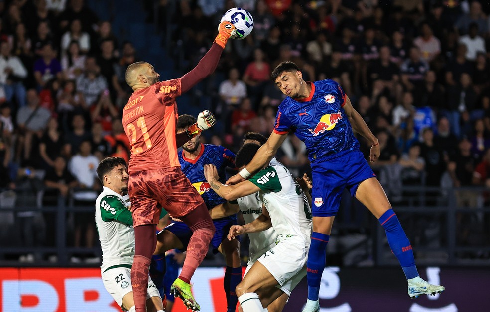 O Palmeiras, de Weverton, tem a melhor defesa do Brasileirão ao lado do Flamengo, com quatro gols sofridos — Foto: Fabio Giannelli/AGIF
