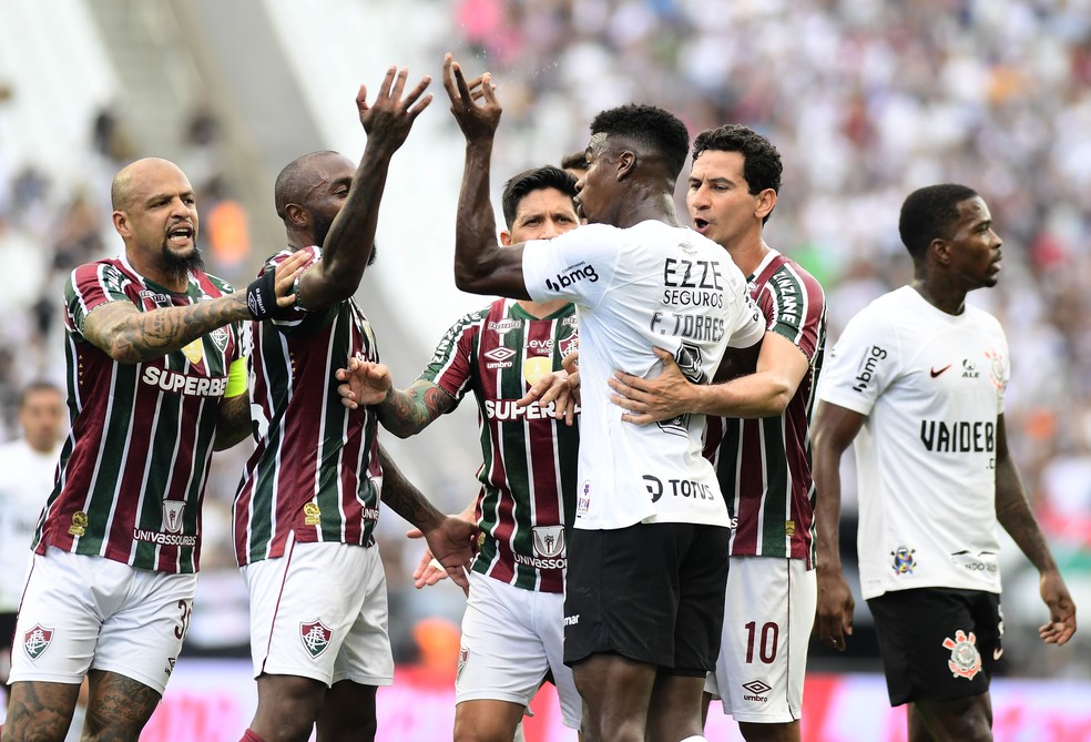 Corinthians x Fluminense, Félix Torres discute com Manoel e Felipe Melo — Foto: Marcos Ribolli