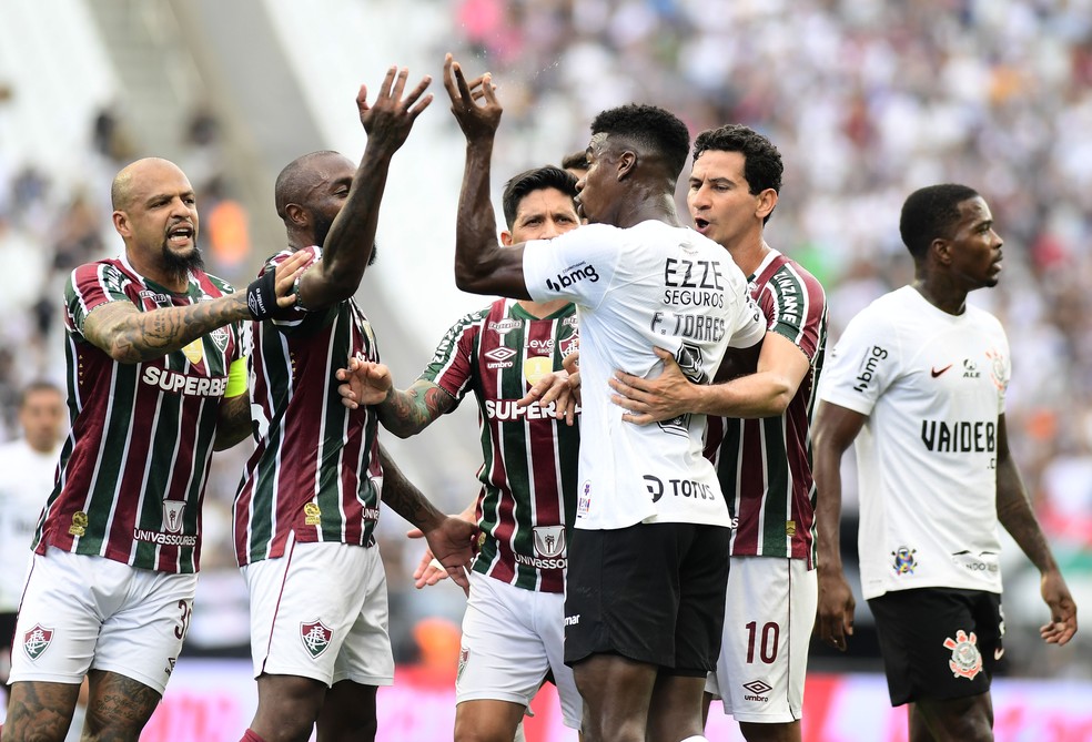 Corinthians x Fluminense, F�lix Torres discute com Manoel e Felipe Melo � Foto: Marcos Ribolli