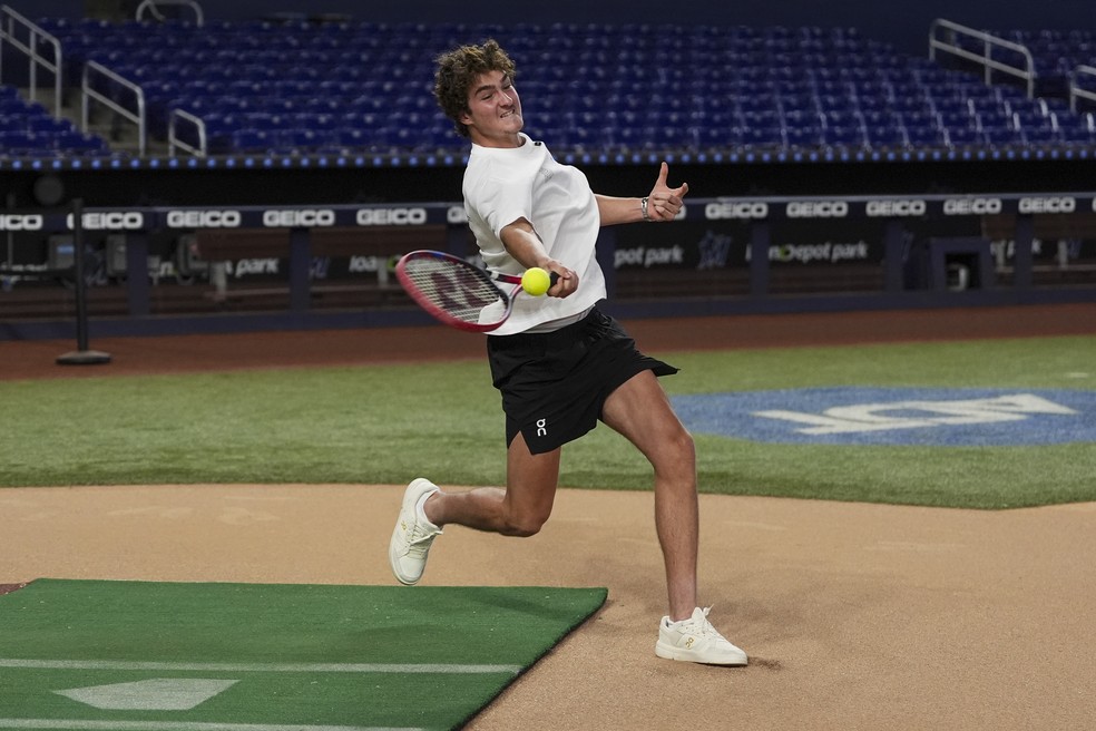 João Fonseca joga tênis no estádio do Miami Marlins — Foto: Miami Marlins