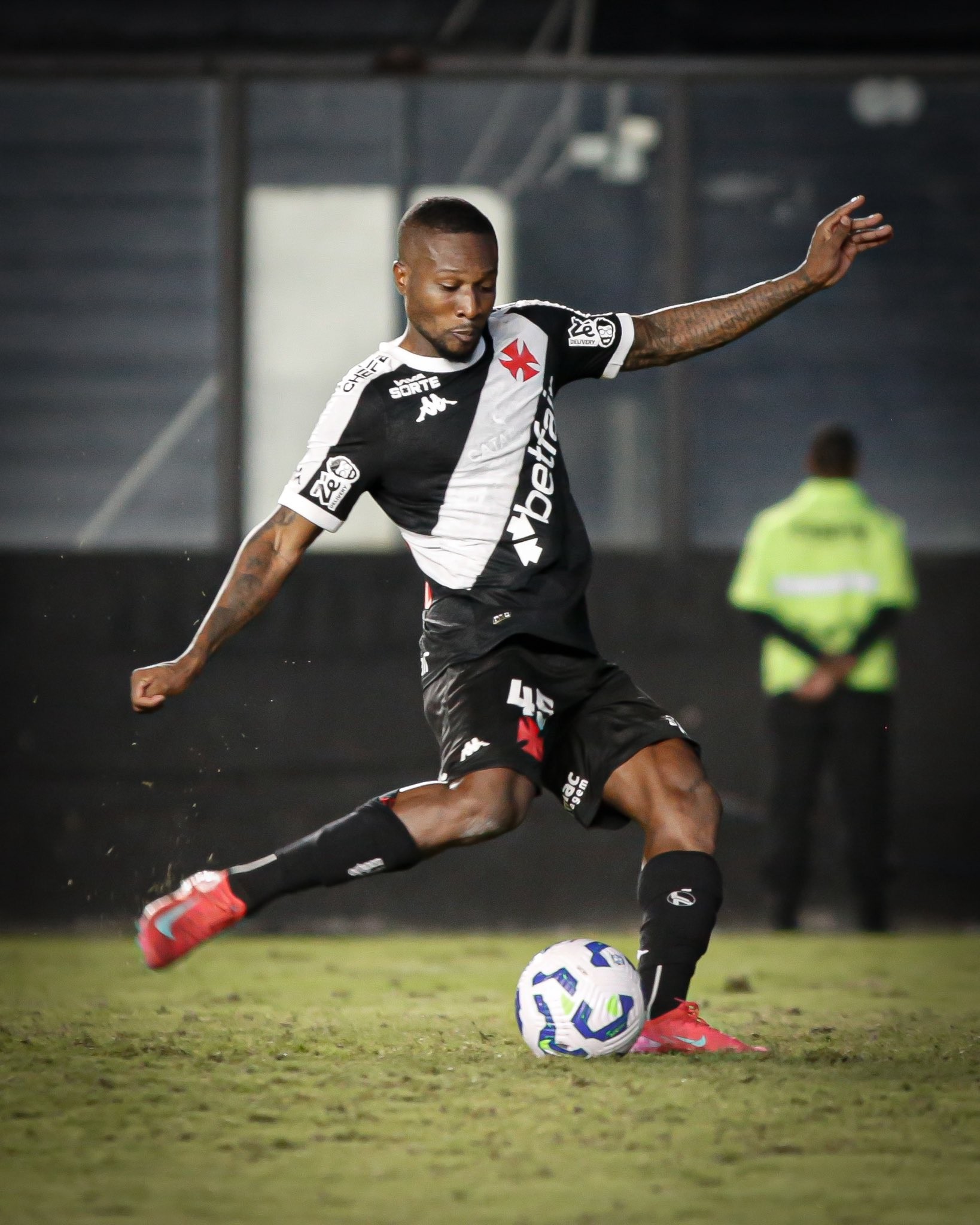Das polêmicas ao fim da fila: Loide perde espaço no Vasco e não é relacionado há cinco jogos