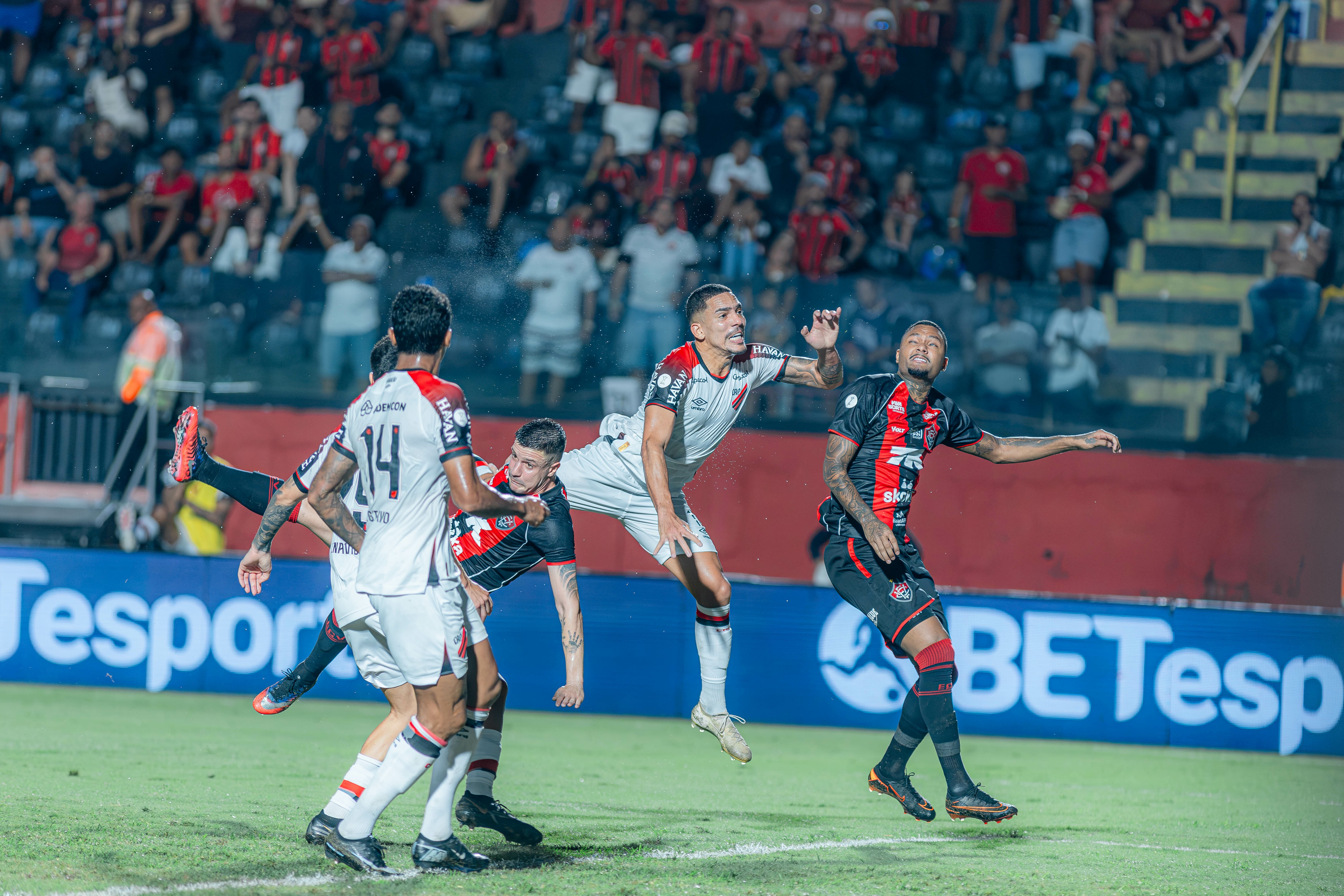 Vitória x Athletico: por que o resultado no Barradão vai além dos três pontos? Assista