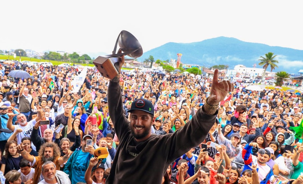 Filipe Toledo comemora campeonato mundial em Ubatuba — Foto: Danilo Sardinha/GE