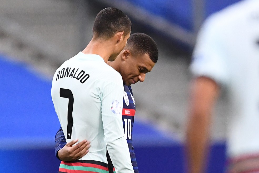 Ap s empate entre Fran a e Portugal Mbapp posta foto com