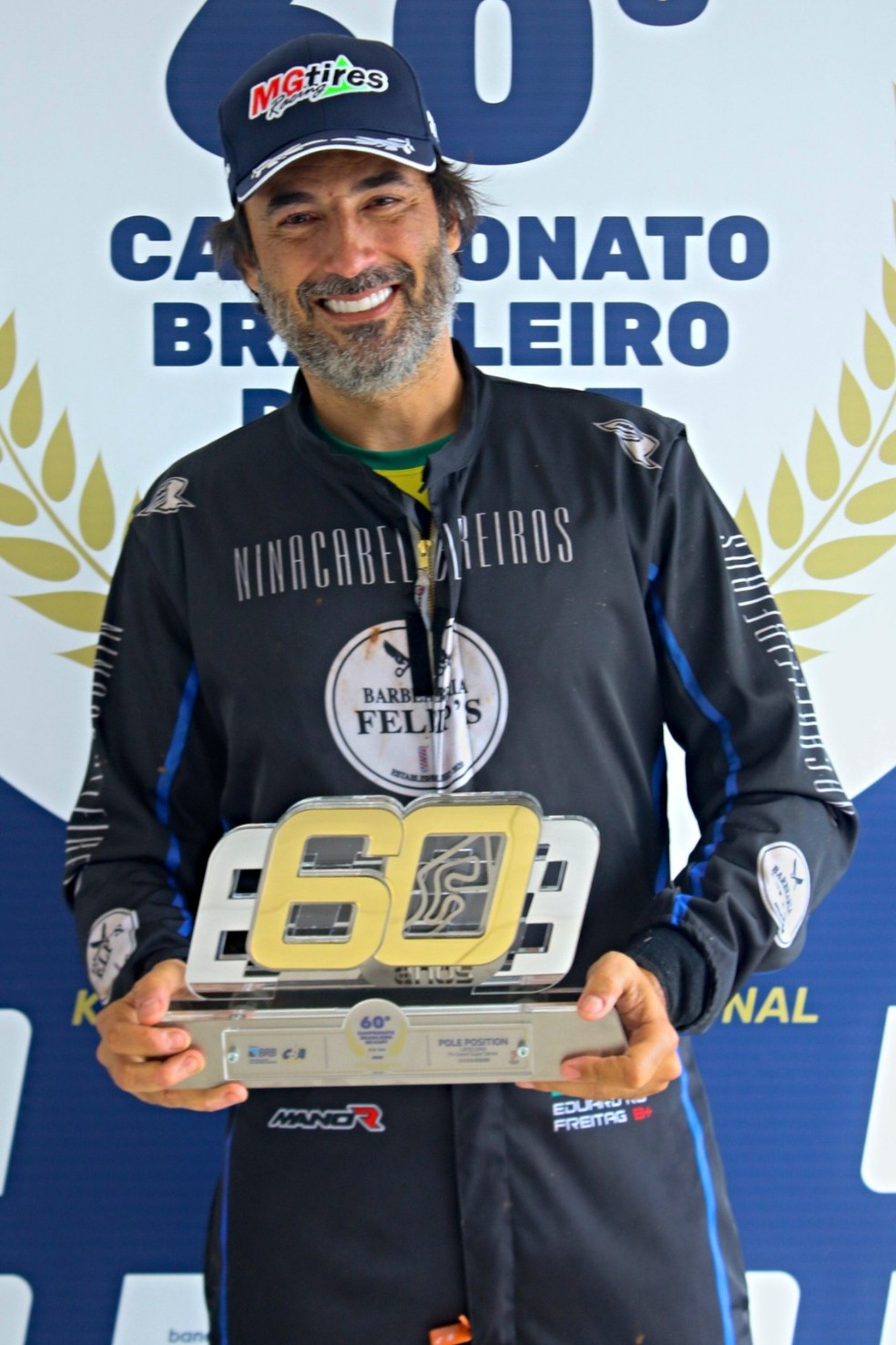 Eduard Freitag com os troféus de pole position e de vencedor da corrida. — Foto: Planet Kart