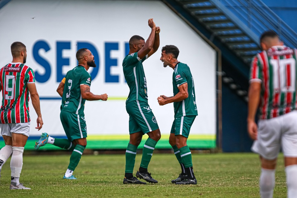 Jogadores do Manaus comemoram gol que deu vitória sobre Independência — Foto: João Normando