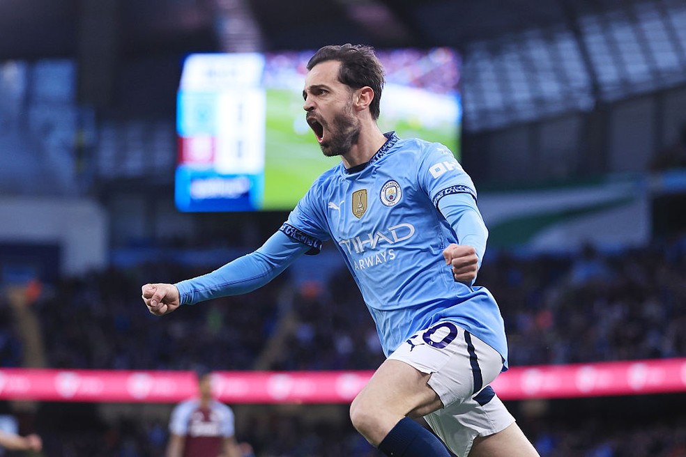 Bernardo Silva comemora gol marcado em Manchester City x Aston Villa — Foto: Simon Stacpoole/Offside/Offside via Getty Images