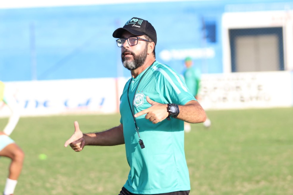Rodrigo Fonseca comandando treino do Nacional de Patos � Foto: �der Sousa / Nacional de Patos