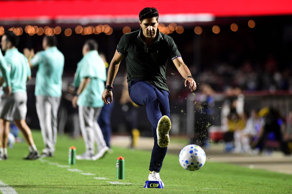 Abel Ferreira viaja a Portugal após vitória no Choque-Rei
