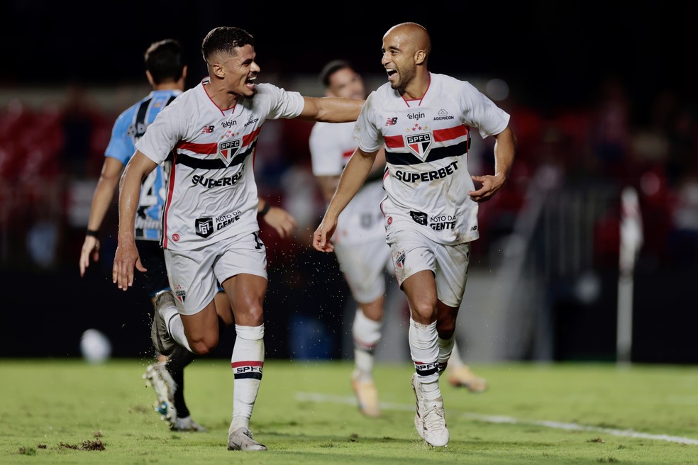 Lucas comemora gol do São Paulo contra o Grêmio — Foto: Marcello Zambrana/AGIF