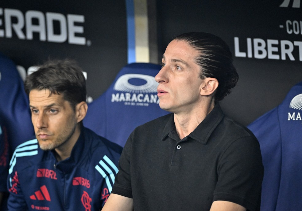 Filipe Lus no banco de reservas durante jogo do Flamengo  Foto: Andr Duro